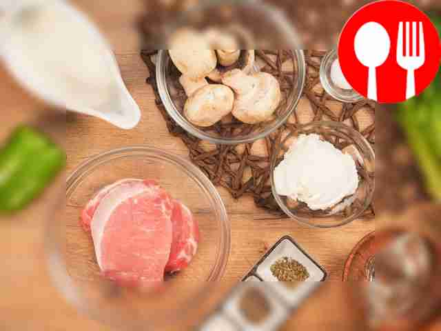 Свиные эскалопы промойте, а затем тщательно...