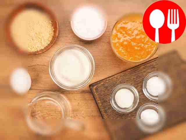 Заливайте агар четырьмя столовыми ложками воды...