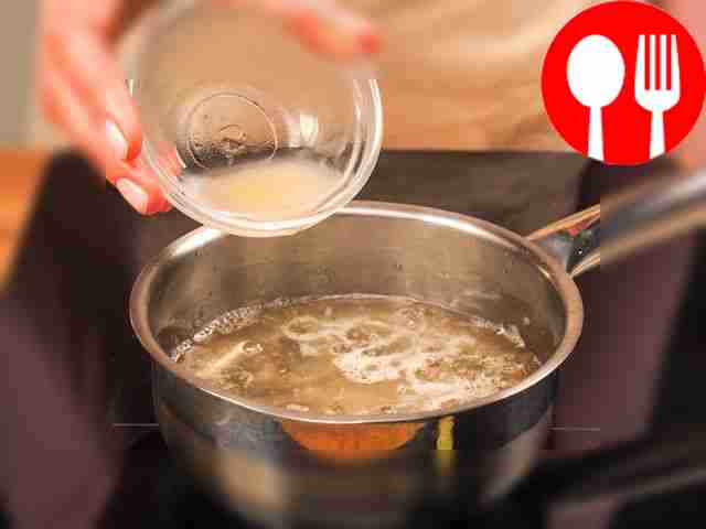 Сделайте сироп. Поместите кастрюлю с сахаром и...