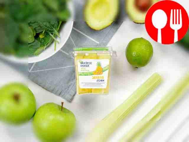 Вымойте фрукты, овощи и зелень, аккуратно...