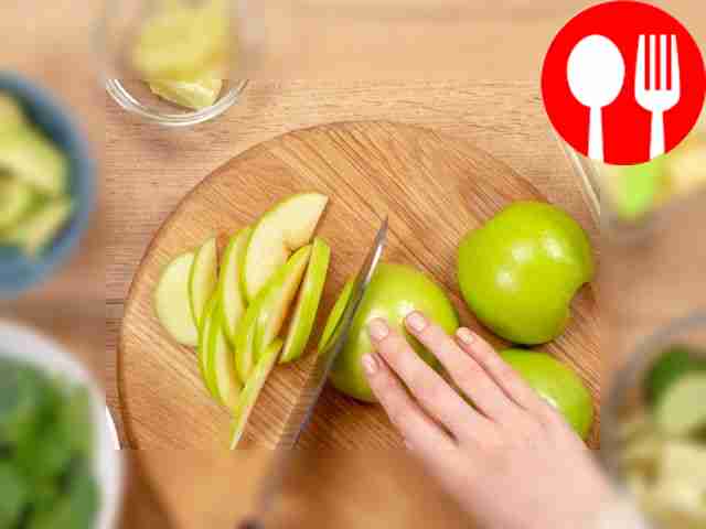 Подготовьте фрукты. Лайм очистите от кожуры и...