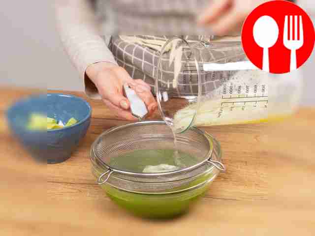 Выжмите сок из половины яблок, шпината,...