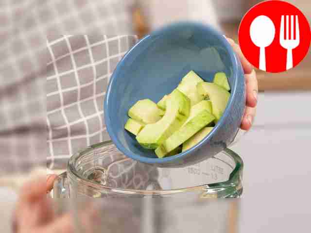 Сделайте смузи. В блендере положите авокадо,...