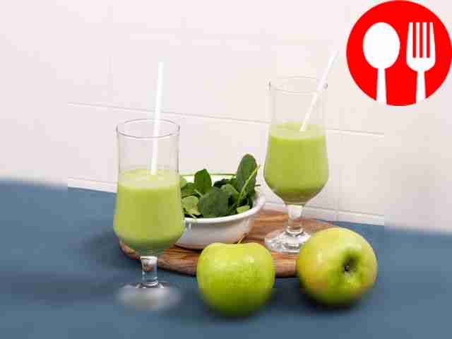 Разлейте смузи со шпинатом и ананасом в...