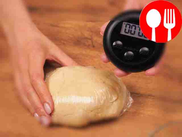 Смешайте в чаше яйцо, соль, уксус и...