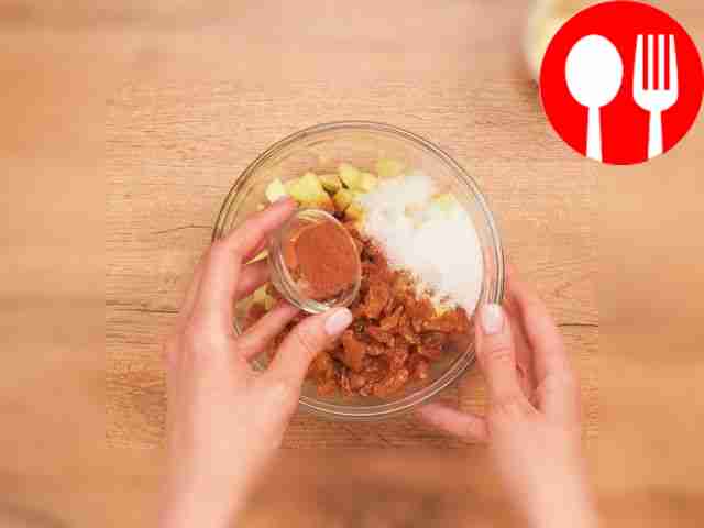 Слейте воду, в которой замачивался изюм, и...