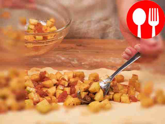 Разомайте тесто на рабочей поверхности, слегка...