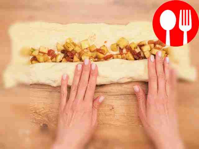 Растопите сливочное масло и смажьте им лист...