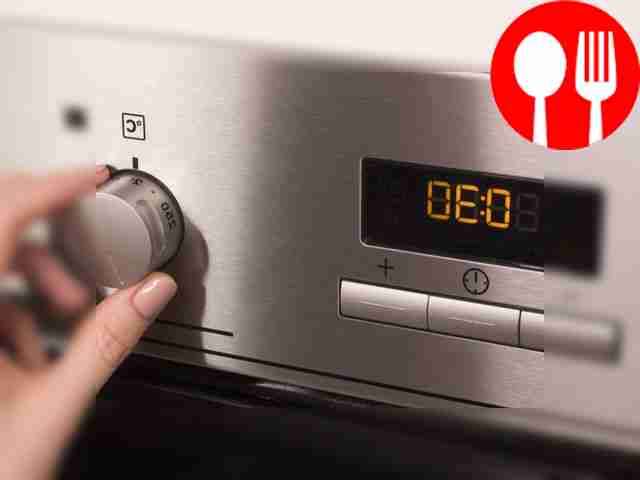 Выровняйте противень пергаментом и осторожно...