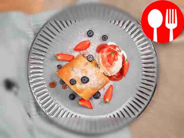 Обычно в кофейнях яблочный штрудель подают с...