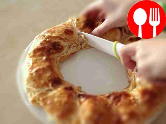 Round puff pastry with chicken