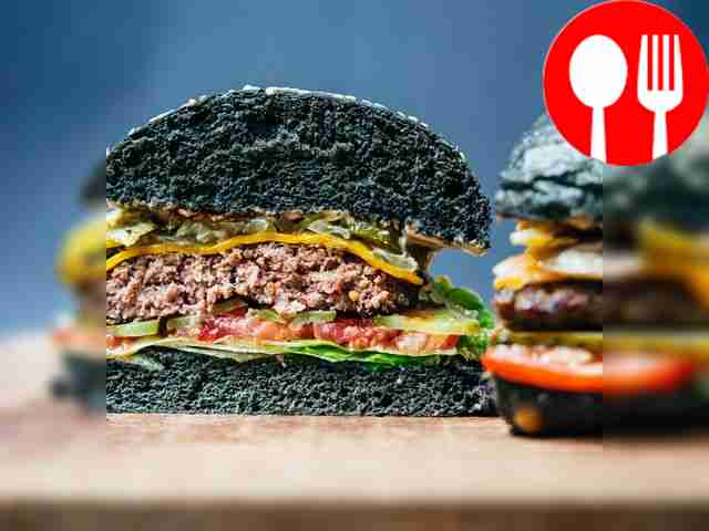 Бургер с черной булочкой