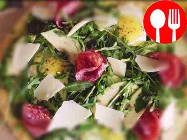 Пицца с руколой, колбасой и сыром