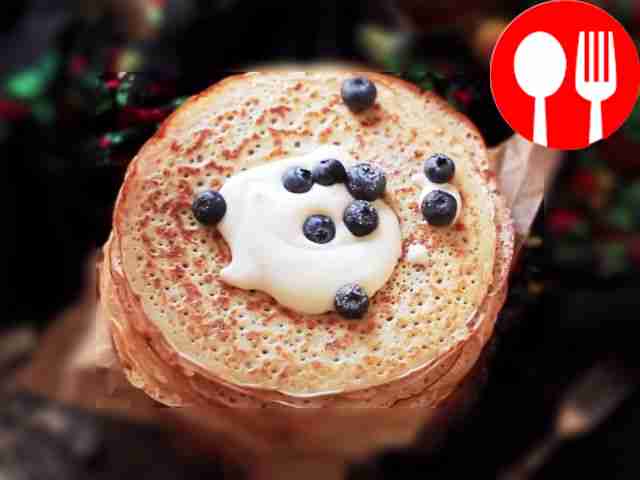 Дрожжевые блины со взбитыми сливками