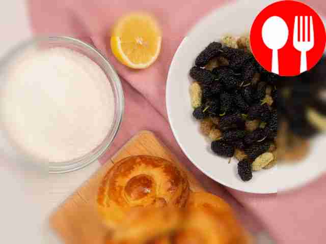 Промойте шелковицу в дуршлаге заранее, дайте...