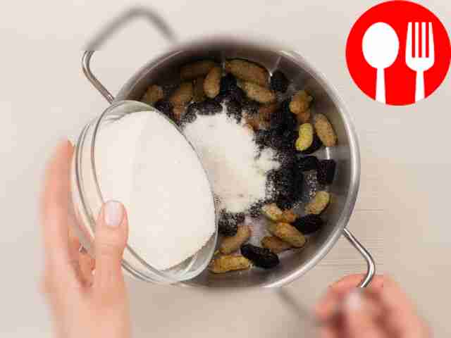 Подготовьте шелковицу: промытые ягоды уложите...