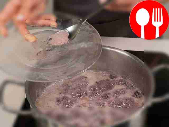 Проварите ягоды. По истечении установленного...