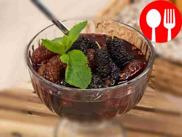 Варенье из шелковицы отлично дополняет десерт...