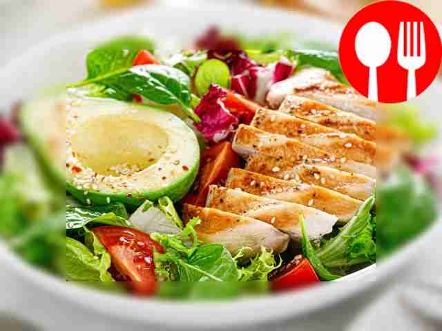 Салат с курицей гриль