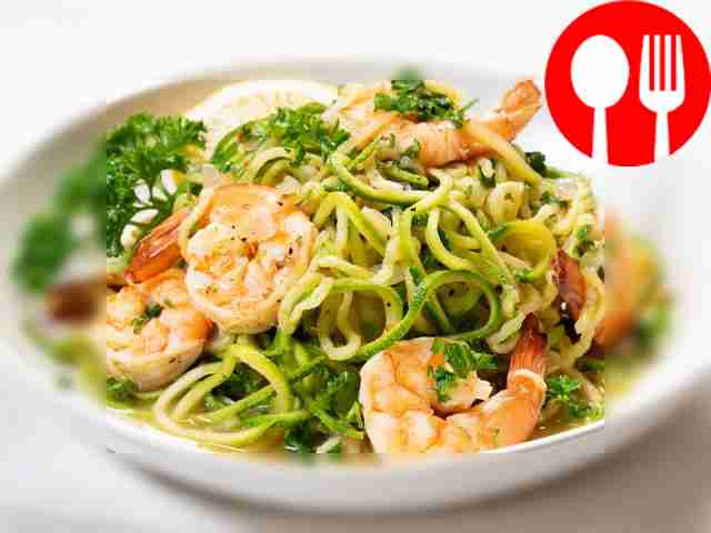 Zucchini pasta with shrimp
