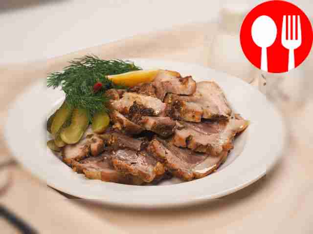 Рулька с горчицей и маринованными овощами