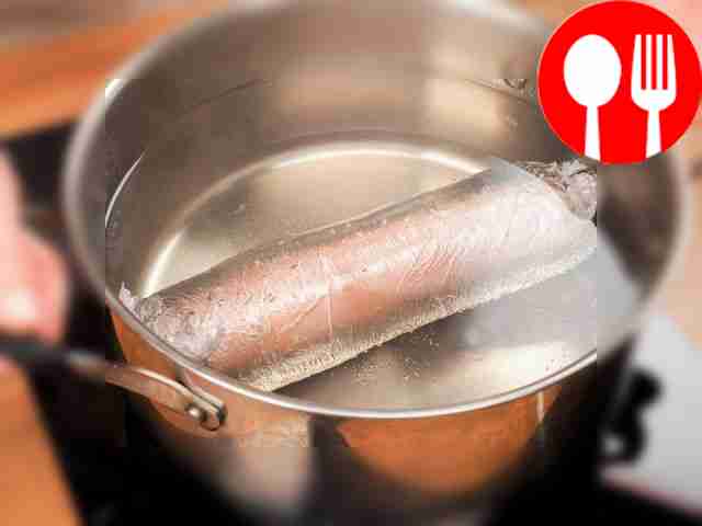 Prepare the ham hock. Boil the knuckle roll...