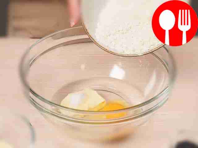 Сделайте тесто для самсы. В глубокой миске...