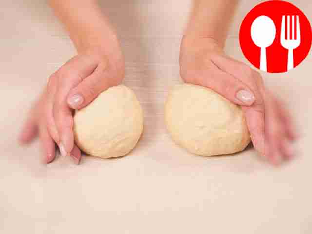 Сформируйте тесто для раскатки. Разделите...