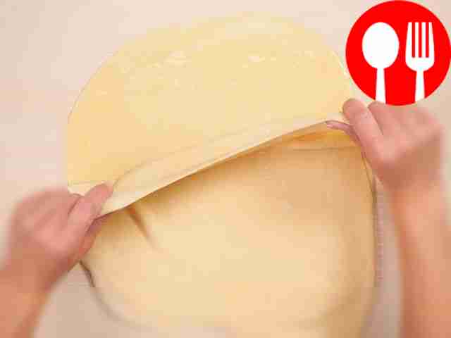 Раскатайте слоёное тесто. На посыпанной мукой...