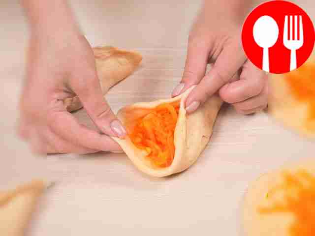 Приготовьте начинку и сформируйте самсу. В...