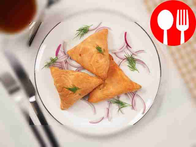 Подавайте узбекские самсы с тыквой и луком,...