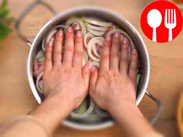 На дно кастрюли уложите лук, нарезанный...