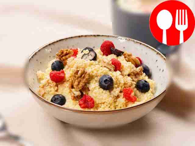 Пшенная каша на молоке с орехами и медом