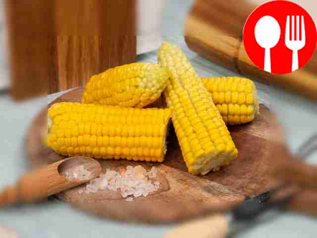Вареная кукуруза в початках Boiled corn on the cob