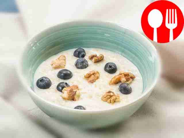 Simple oatmeal with milk and berries