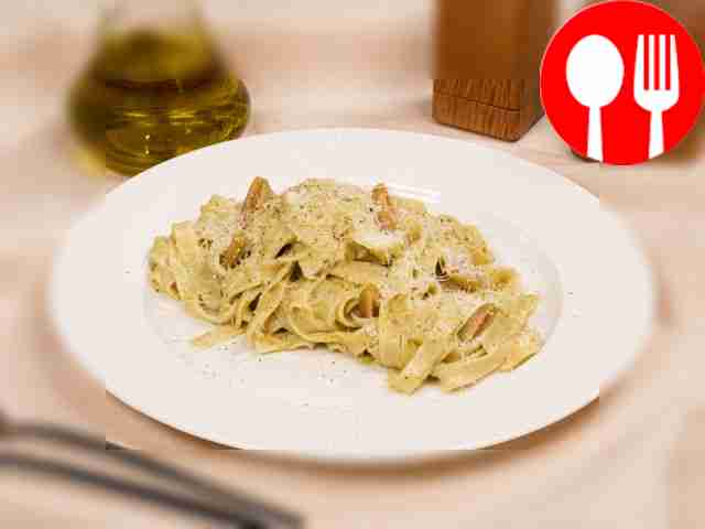 Pasta with ready-made pesto sauce
