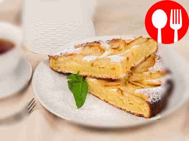 Шарлотка с творогом и яблоками