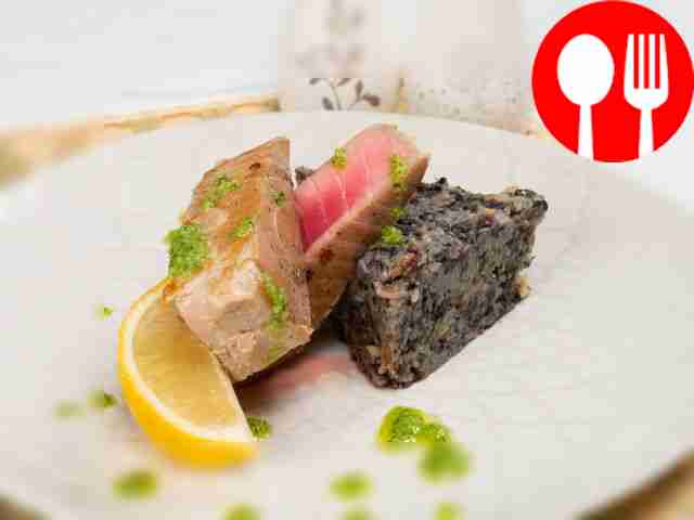 Стейк из тунца с фасолью