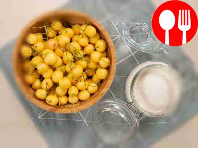 Помойте черешню и удалите косточки. Поместите...