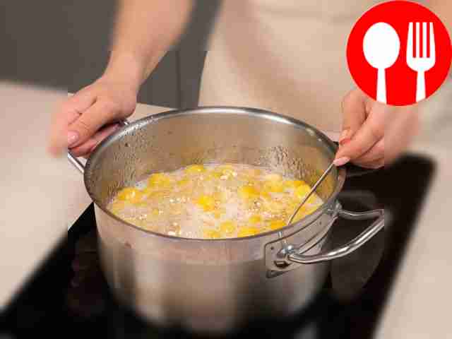 Начните варить варенье. В кастрюлю с черешней...