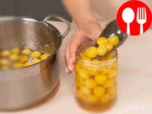 Доведите варенье до кипения в третий раз,...