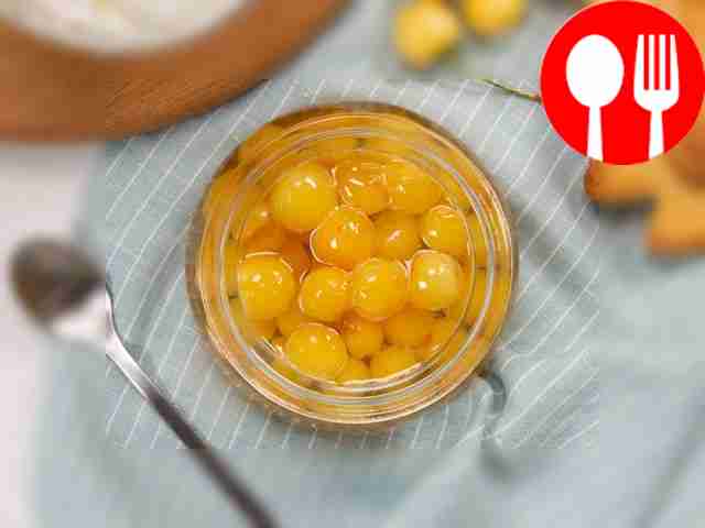 Подавайте варенье из белой черешни вместе с...