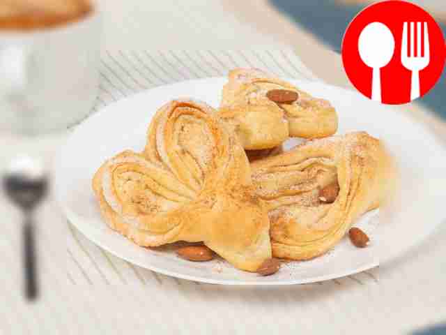 Heart buns with sugar