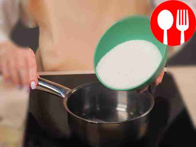 Boil sugar syrup. Pour 4 tbsp into a saucepan....