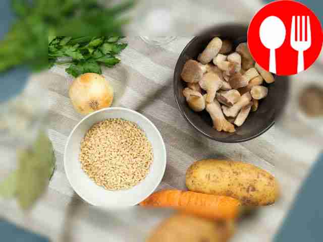 Подготовьте продукты для грибного супа с...