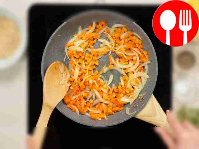 Подготовьте овощи. Обжарьте лук и морковь на...