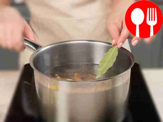 Грибы отварите: в кастрюлю налейте воду и...