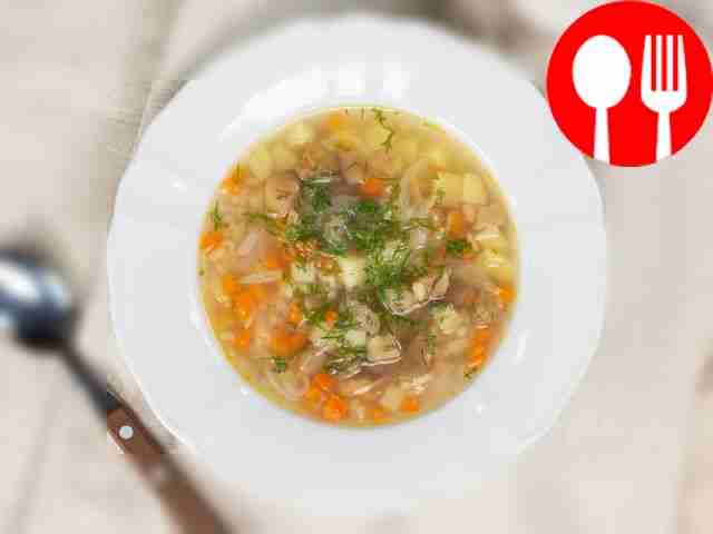 Подавайте грибной суп с перловкой, со сливками...