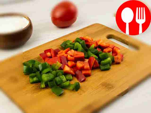 Cut the bell peppers into 1cm squares.