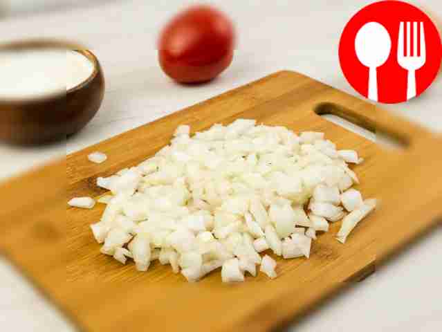 Cut the onions into thin half rings or small cubes.
